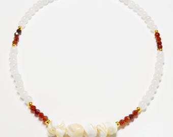 PRZYPŁYW. The Tide Muszla · Granat · Chalcedon naszyjnik z kamieni naturalnych joyería lenta hecha a mano