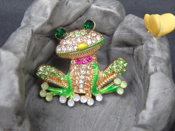 Adorable Tree Frog Brooch Pin with Sparkling Rhin… - image 1