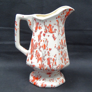 Vintage jaren 60 rood oranje spetterglazuur witte keramische kan vaas uit het midden van de eeuw