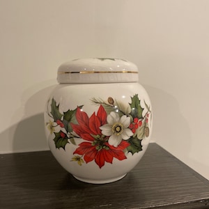 Vintage Sadler Ginger & Candy Jar With Poinsettias, Holly and Pine Cones. Made in England. Vintage Christmas Decor. Vintage Sadler.