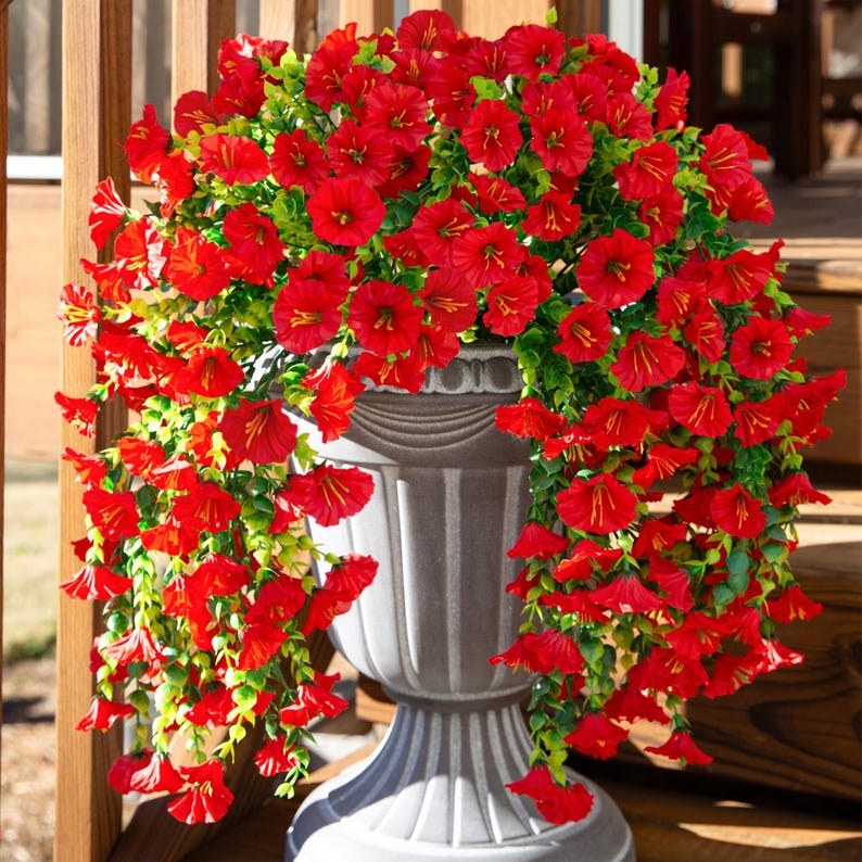 Pu&ograve; includere: Un'urna grigia traboccante di vivaci fiori rossi e fogliame verde. Le fioriture a cascata creano un'esposizione lussureggiante e completa, perfetta per aggiungere un tocco di colore a qualsiasi spazio esterno. L'urna &egrave; realizzata in un materiale resistente.