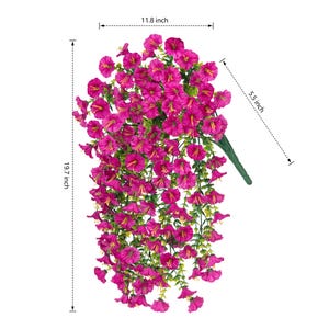 Pu&ograve; includere: Una vivace composizione floreale artificiale sospesa. I fiori magenta, lunghi 50 cm e larghi 30 cm, scendono a cascata da uno stelo verde. La composizione &egrave; larga 14 cm nella parte superiore, offrendo un aspetto pieno e lussureggiante per l'arredamento della casa.