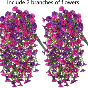 Pu&ograve; includere: Due rami di fiori artificiali con un mix di fiori viola e rosa. I fiori hanno un design a cascata, con steli e foglie verdi. Il testo "Include 2 branches of flowers" &egrave; in alto.