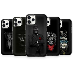 Puede incluir: Cuatro fundas de teléfono diferentes con una ilustración en blanco y negro de un gorila en varios estilos. La primera funda muestra un gorila con traje y una rosa roja, la segunda funda muestra un gorila con una expresión seria, la tercera funda muestra un gorila con un casco de motocicleta y una bandana, y la cuarta funda muestra un gorila con gafas de sol y un sombrero.