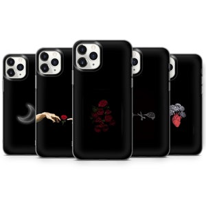 Puede incluir: Cinco fundas para iPhone diferentes con fondos negros y varios diseños blancos y rojos. Los diseños incluyen una luna creciente, una mano que alcanza una rosa, un ramo de rosas rojas, un par de tijeras cortando una rosa y un corazón con una flor.
