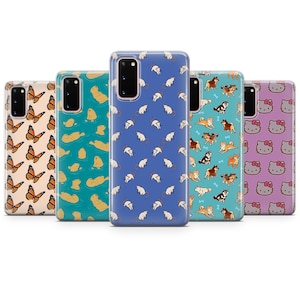 Puede incluir: Seis fundas de teléfono diferentes con varios patrones. Las fundas son transparentes y muestran el diseño del teléfono a través de la funda. Los patrones incluyen mariposas, nutrias marinas, ratones, perros y Hello Kitty.