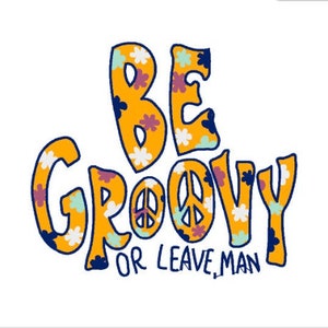 Könnte beinhalten: Gelbe und blaue Grafik mit dem Text "BE GROOVY OR LEAVE, MAN" mit Friedenszeichen und Blumenmustern.