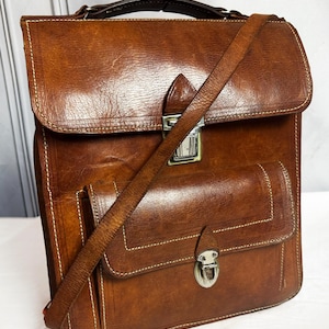 Bolso de hombro vintage de piel color canela natural con solapa frontal y asa superior