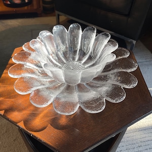 Vintager heavy 24% lead crystal daisy bowl and daisy platter with frosted texture designed by Frank Thrower in the 1970s