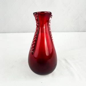 Può includere: Un set di tre tazze in ceramica con finitura opaca e macchiettata. Le tazze sono nei toni del crema, grigio chiaro e grigio scuro. Ogni tazza ha un design semplice e minimalista, perfetto per caffè o tè.