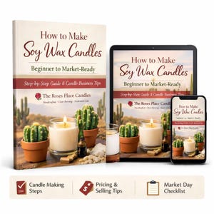 Puede incluir: Un libro, una tableta y un teléfono inteligente muestran el título "How to Make Soy Wax Candles". La imagen presenta velas, cactus y el texto "Beginner to Market-Ready". También es visible el logotipo de The Roses Place Candles. Los iconos indican los pasos para hacer velas, consejos de precios y una lista de verificación del mercado.