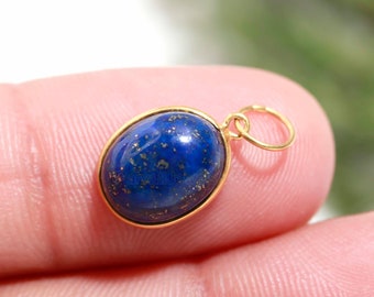 Natuurlijke Lapis Lazuli charme, massief 18k gouden charme, gouden charmes, blauwe Lapis charme hanger, gouden charme ketting, handgemaakte gouden charmes hanger