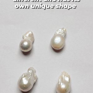 Puede incluir: Cuatro perlas barrocas de color blanco cremoso, cada una con una forma irregular &uacute;nica, se muestran sobre un fondo blanco. La imagen incluye texto: "Cada perla barroca es diferente y tiene su propia forma &uacute;nica."
