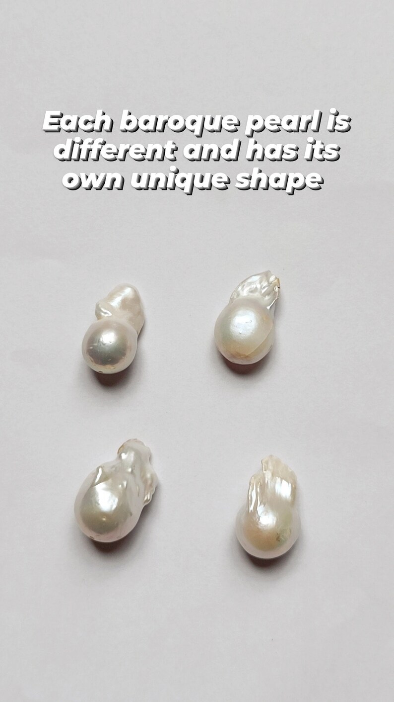 Puede incluir: Cuatro perlas barrocas de color blanco cremoso, cada una con una forma irregular &uacute;nica, se muestran sobre un fondo blanco. La imagen incluye texto: "Cada perla barroca es diferente y tiene su propia forma &uacute;nica."
