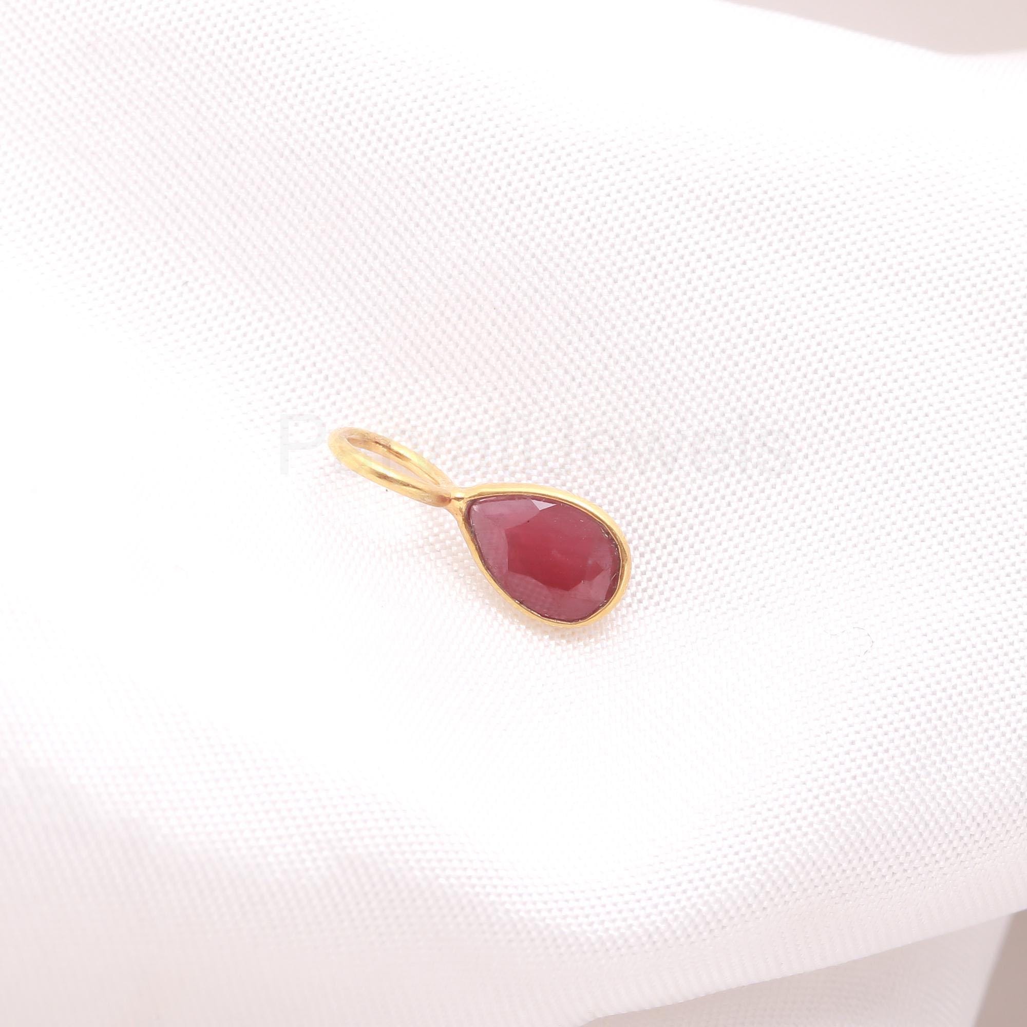 天然アースマインド ルビー ペアシェイプチャーム、ソリッド18K
