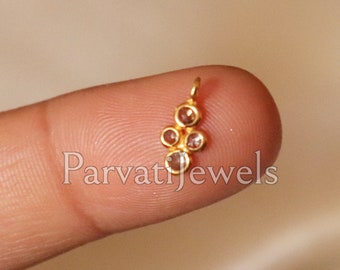 Puede incluir: Anillo de nariz de oro con cinco piedras redondas transparentes.