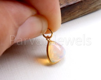 Pendentif En Opale éthiopienne Naturelle - Monture Or Jaune 18 Carats, Breloque Triangle, Neuf Avec Boîte