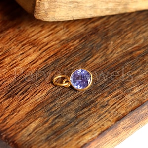 Breloque tanzanite naturelle, breloque en or massif 18 carats, breloque en or fait main, rond 5 x 5 mm, bélière de 4,5 mm, breloque tanzanite délicate, pendentif minimaliste