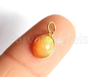 NATÜRLICHER äthiopischer Opal 18k Massivgold Charm, Gelber Feuer Charm, ZIERLICHE Charms, 18 K Massivgold, SELTENER Opal Edelstein, ParvatiJewels, 7x9 oval