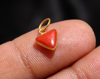 AA Berlock med naturlig röd korall, Berlock i 18k massivt guld, AA Korallguldberlock, Guldberlock, Handgjord guldberlock, Guldberlock med födelsesten, Berlock med hänge