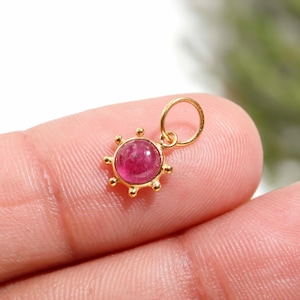 Berlock med naturlig rubin, Berlock i massivt 18K guld, Handgjord guldberlock, Berlock-hänge, Rubinberlocker, Minimalistiskt hänge, Halsband med naturliga rubinberlocker