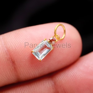 Charm de oro de 18 quilates hecho a mano con topacio azul y diamantes, talla rosa.