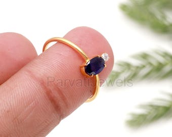 Anillo de compromiso de oro macizo de 14K y 18K con zafiro azul y moissanita, gema ovalada.