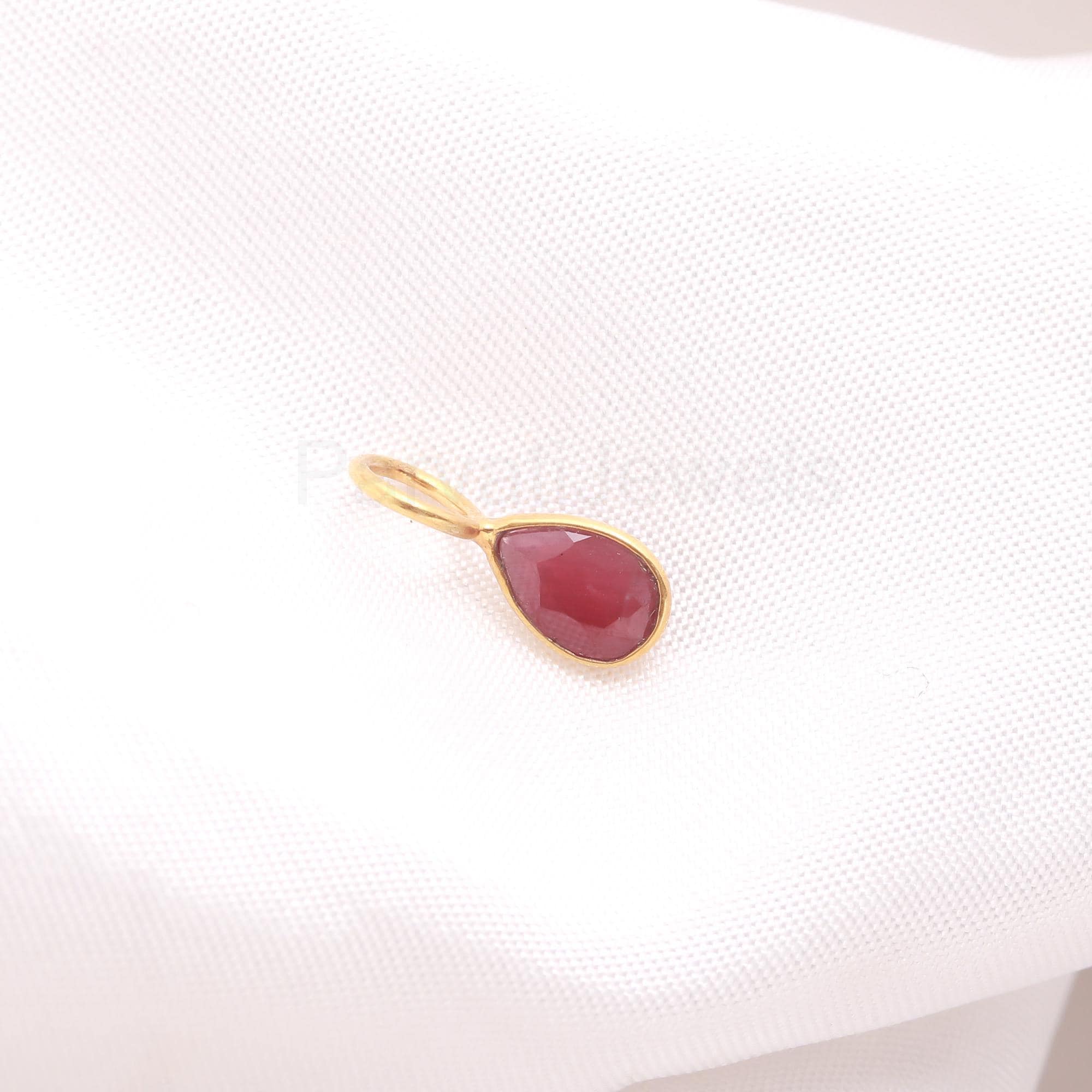 天然アースマインド ルビー ペアシェイプチャーム、ソリッド18K