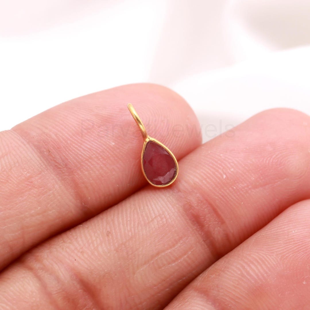 天然アースマインド ルビー ペアシェイプチャーム、ソリッド18K