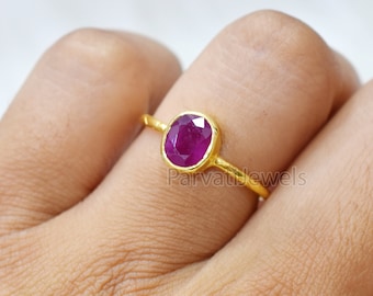 Anel artesanal em ouro maciço 14k com rubi e gema oval.