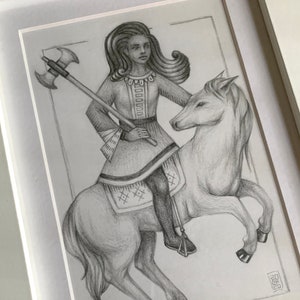Cavaliere di Labrys - opere d'arte originali incorniciate, disegno in grafite su carta, mazzo di carte, cavaliere donna, ascia a doppia testa, medievale, greco