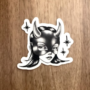 Naklejka Lil Dev - 3-calowa naklejka wycinana z winylu przedstawiająca małego diabła, rysunkową dziewczynę, uroczą zabawną sztukę tatuażu, grafitową, czarno-białą, uliczną maskę popową z rogami