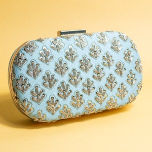 Bolso de mano artesanal con bordado de metal azul polvoriento y bandolera desmontable, regalo perfecto para ella.