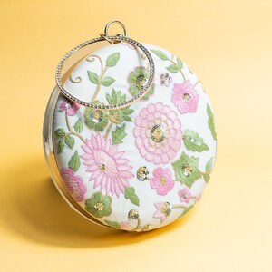 Bolso de mano de seda artesanal, redondo, en tonos pastel, bordado a mano, bandolera desmontable, regalo perfecto para ella