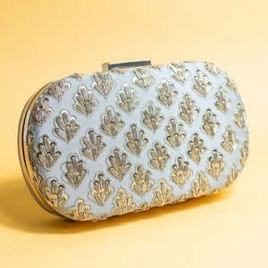 Bolso de mano artesanal con bordado de metal gris y bandolera desmontable, regalo perfecto para ella.