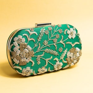 Bolso de mano artesanal hecho a mano con bordado de cuentas verdes y bandolera desmontable, regalo perfecto para ella.