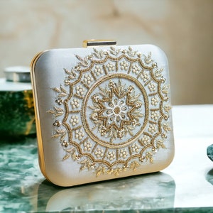 Bolso de mano artesanal exquisito de seda con bordado de cuentas cuadrado en gris claro y bronce hecho a mano, bandolera desmontable, regalo perfecto para ella