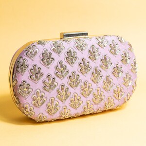 Bolso de mano artesanal con bordado de cuentas rosas y bandolera desmontable, regalo perfecto para ella.