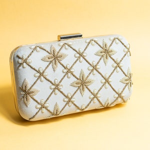 Hecho a mano artesanal Exquisito beige hecho a mano bolso de mano bordado con cuentas cabestrillo desmontable regalo perfecto para ella