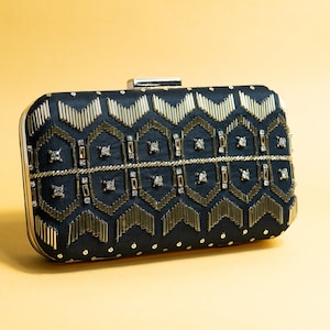 Bolso/bolso clutch de seda negro y dorado artesanal hecho a mano, bolso clutch bordado hecho a mano con cabestrillo de metal desmontable, regalo perfecto para ella