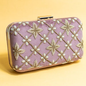 Bolso de mano artesanal de terciopelo rosa pastel hecho a mano con bordado de cuentas, bandolera desmontable, regalo perfecto para ella