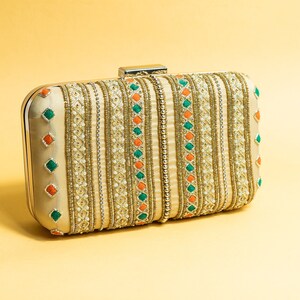 Amarillo artesanal hecho a mano con bolso/bolso clutch de seda dorada, bolso clutch bordado hecho a mano con cabestrillo de metal desmontable, regalo perfecto para ella