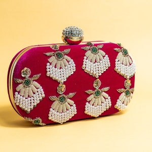 Bolso de mano artesanal con bordado de cuentas de color vino tinto y bandolera desmontable, regalo perfecto para ella.