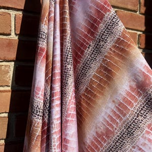 TELA ESTAMPADA ELÁSTICA - Tela con estampado de pitón rosa y marrón - Tela de spandex estampada con elasticidad en 4 direcciones - Fabric Supply