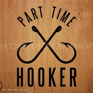 Könnte beinhalten: Schwarzes Grafikdesign auf Holzgrund. Der Text lautet "PART TIME" über zwei gekreuzten Angelhaken, darunter "HOOKER". Das Logo von "MYM DIGITAL SHOP" ist sichtbar.