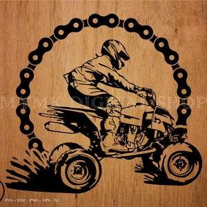 Op de afbeelding: Zwart-witte silhouet van een persoon die een ATV over een onverhard pad rijdt. De ATV heeft een kettingschakelontwerp eromheen.