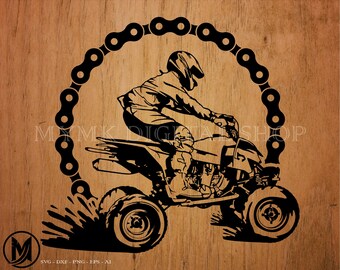 Puede incluir: Silueta en blanco y negro de una persona conduciendo un ATV por un camino de tierra. El ATV tiene un diseño de eslabón de cadena a su alrededor.
