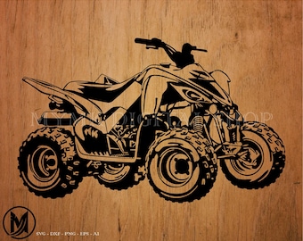 Puede incluir: Silueta en blanco y negro de un ATV, o vehículo todo terreno, con cuatro ruedas grandes. El ATV está sobre un fondo de madera.
