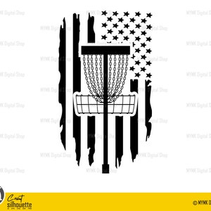 K&ouml;nnte beinhalten: Schwarz-wei&szlig;e Silhouette eines Disc-Golf-Korbs mit einem abgenutzten amerikanischen Flaggen-Design. Der Korb ist in der Mitte des Bildes und die Flagge dahinter.