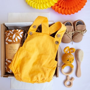 Gelbe Unisex Neugeborene Baby Geschenkbox, 8-teilige Babypartygeschenkset, Geschenkset für Mädchen und Jungen, personalisiertes Babygeschenk, Schwangerschaftsgeschenk